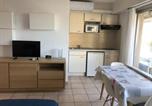 Location vacances Gare SNCF de Saint-Raphaël Valescure - Studio clim. proche plage, commerces & gare avec Wifi, parking en option - Fr-1-466a-15-2