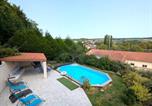 Location vacances Châtenois - Spacieux gîte contemporain avec terrasse panoramique et piscine chauffée - Fr-1-584-373-1