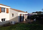 Location vacances  Vendée - Maison spacieuse à 80m de la plage, animaux admis, Wifi gratuit - Fr-1-823-19-1