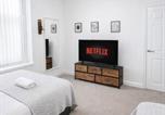 Location vacances Leeds - Stylish 2br Family Stay Sleeps 8 Pet Friendly-1
