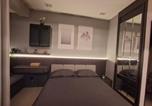 Location vacances Bogor - Studio apartment Transpark Cibubur with Netflix by Helen's Room-2