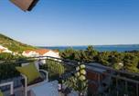 Location vacances  Brac - Apartment in Bol with sea view, balcony, air conditioning, Wifi 156-2-2