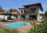 Location vacances Andernos-les-Bains - Spacieuse Villa sous les pins & piscine-1
