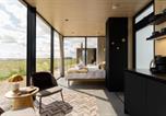Location vacances Llanfihangel Ysgeifiog - Stylish Mirrored Cabin with Sauna & Plunge Pool-2