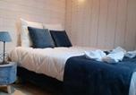 Hôtel Menthon-Saint-Bernard - La Baie des Voiles 2 chambres 4 à 6 personnes au bord du lac plage privée-1