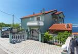 Location vacances Senj - Apartment with shared swimming pool-1