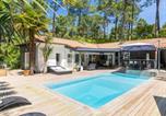 Location vacances Seignosse - Villa d'architecte avec piscine chauffée et borne de recharge, parfaite pour des vacances en famille - Fr-1-791-4-1