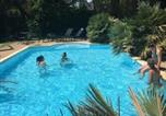 Location vacances Pernes-les-Fontaines - Villa provençale et ses grands pins-1