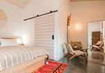 Location vacances San Francisco - Longboard Studio and Funboard Room includes King Bed and Kitchenette plus King Murphy and Mini Kitchenette-2