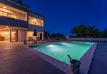 Location vacances Zemunik Donji - My Dalmatia - Villa Campi Dalmatia with private heated pool and sauna-3