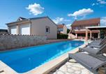 Location vacances Novigrad Općina - Nice Home In Pridraga-2