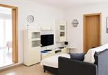 Location vacances  Paklenica - Cozy Apartment In Tribanj Sibuljina With House Sea View-2