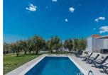 Location vacances Aéroport de Zadar - Luxurious villa Bright with pool-1