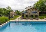 Location vacances  Pazin - Village Miljavci-1