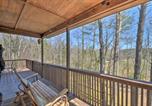Location vacances Helen - Helen Cabin with Deck and Hot Tub Less Than half Mi to Main St-2