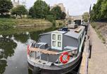 Hôtel Bath - Off-Grid Living on Spacious Widebeam-1