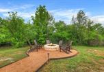Location vacances Fredericksburg - Moment in Time - Hot Tub & Fire Pit-3