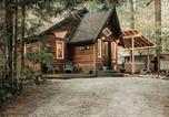 Location vacances Chilliwack - Glacier Springs Cabin #16 - Hot Tub - Wi-Fi-1
