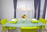 Location vacances  Musee du Village Bucarest - Unirii - Luxury Shabbat Apartments-2