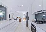 Location vacances Toowong - Park Avenue Luxe Chic Townhouse Sleeps 9, Carpark-4