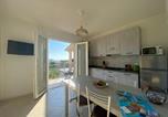 Location vacances  Province de Livourne - Appartamenti Mirella-3