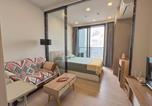 Location vacances Khlong Tan Nuea - Near Huai Khwang Market with Balcony, Pool, Gym & 5m to Mrt-1