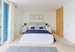 Location vacances Cowes - The Deck House - Seafront Upside-Down House with Solent Views, Gurnard-3