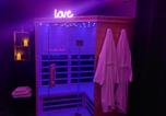 Location vacances Roquebrune-sur-Argens - La Nuit Des Secrets Love Room 4 étoiles avec Jacuzzi et Sauna-2