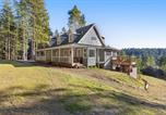 Location vacances Upper Lake - Expansive retreat with ridge top views & hot tub-2