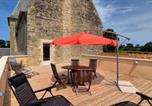 Location vacances Deux-Jumeaux - Maison confortable à Saint-Pierre-du-Mont avec jardin-1