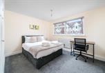 Location vacances Horley - Redhill Holiday Home Sleeps 4 - Parking-1