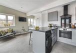 Location vacances  Chatsworth House - 6 Bedroom Apartment Downtown Groups-2