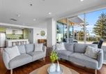 Location vacances Glenelg - Stylish 2-Bed with Terrace 3-min Walk to Beach-1