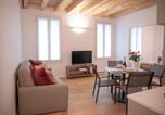 Location vacances  Province de Côme - Romantic White Apartment - 5 minutes from the lake-1