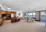 Location vacances Cams Wharf - Sunshine Waterfront 3 Bedroom Lakehouse-4