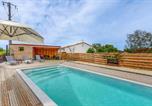 Location vacances Castelmoron-sur-Lot - Pet Friendly Home In Prayssas With Kitchen-1