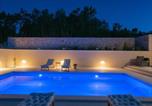Location vacances Šestanovac - Kre evo Family Villa with heated Pool-3