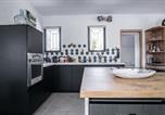 Location vacances Lagnes - Maison contemporaine - grand jardin et piscine privée-4