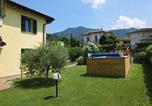 Location vacances  Province de Varèse - Holiday Home in Porto Valtravaglia for 8-3