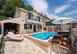 Location vacances Imotski - Cozy Villa for 8 with Pool and Jacuzzi-1