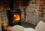 Location vacances Llandeilo - Luxury, romantic, cottage style cabin, breathtaking views, private Hot Tub-2