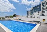 Location vacances  Albufeira - Deluxe apartment in Albufeira old town, 200m walk to beach, pool parking-1
