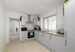 Location vacances  Gare de Ton Pentre - Modern House near Washeries Park-4
