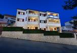 Location vacances  Ville historique de Trogir - Apartments Villa Luxor-1