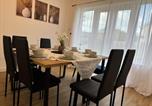 Location vacances  Gare d'Hereford - Multi generational family home+ garden by park-3