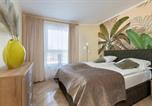 Location vacances  Pologne - Przytulny Apartament z Balkonem i Parkingiem by Noclegi Renters-1