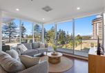 Location vacances Glenelg - Stylish 2-Bed with Terrace 3-min Walk to Beach-2
