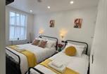 Location vacances  Gare de Walsall - Florence House - 3 Twin Bedroom House 3 Showers 2 Ensuites Plus Walk-in Wetroom Garden Fast Wi-Fi J1-M5 on Doorstep Weekly Stays ok Contractor Accommodation Another Best-in-Class-4