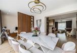 Location vacances Windsor - Luxury 4-Bed Townhouse Parking, Garden Office-1