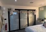 Location vacances Barry - Little Woodlands Chalet with Private Garden & Hot Tub-2